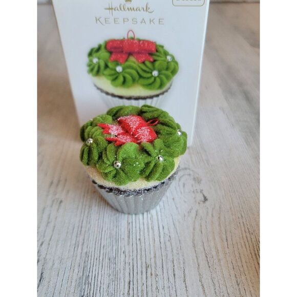 Hallmark 2011 simply irresistible! Christmas cupcakes ornament Xmas - Picture 3 of 6